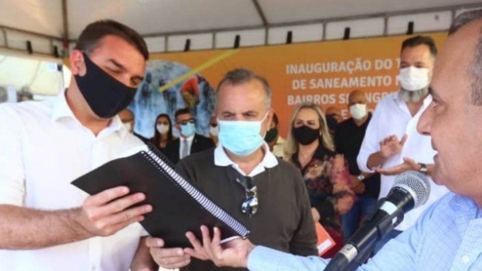Prefeito de Belford Roxo com o senador Flávio Bolsonaro (Reprodução)