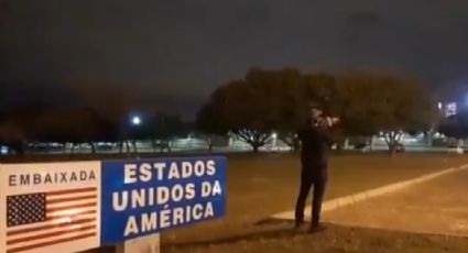 TromPeTista toca em frente da embaixada dos EUA e pede inclusão em dossiê antifascista