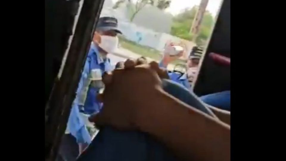 Momento em que o policial hondurenho se prepara, um segundo antes de atirar a bomba dentro do ônibus (foto: Twitter)