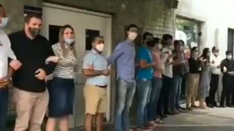 Grupo religioso, em frente a hospital de Recife, tenta evitar aborto de menina de 10 anos (foto: Twitter)