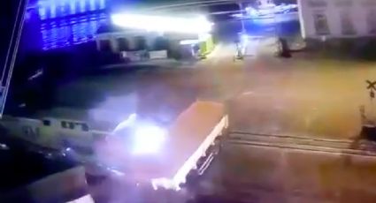 Vídeo: Caminhão é arrastado por trem no Porto de Santos