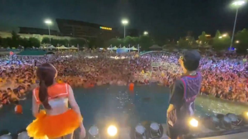 Festa em Wuhan (foto: Twitter)