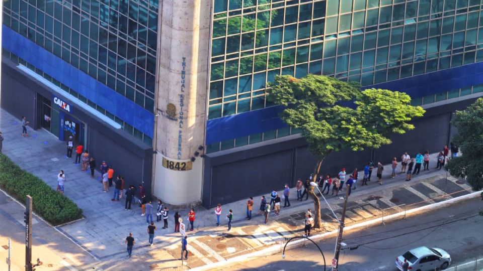 Fila em agência da Caixa Econômica Federal na avenida Paulista, em SP, para retirar auxílio emergencial (Foto Roberto Parizotti/FotosPublicas)