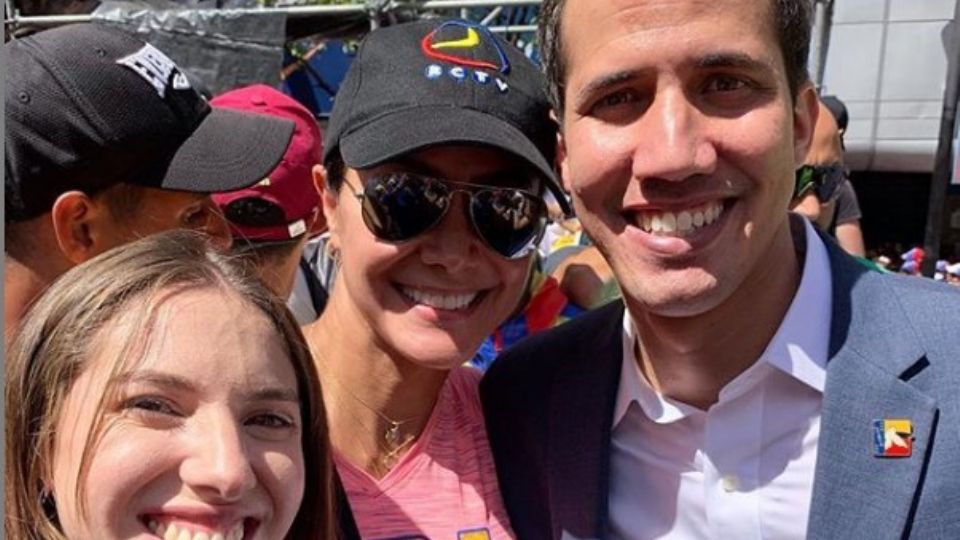 A atriz Norkys Batista, de boné, com Juan Guaidó e sua esposa (foto: Venezuela al Día)