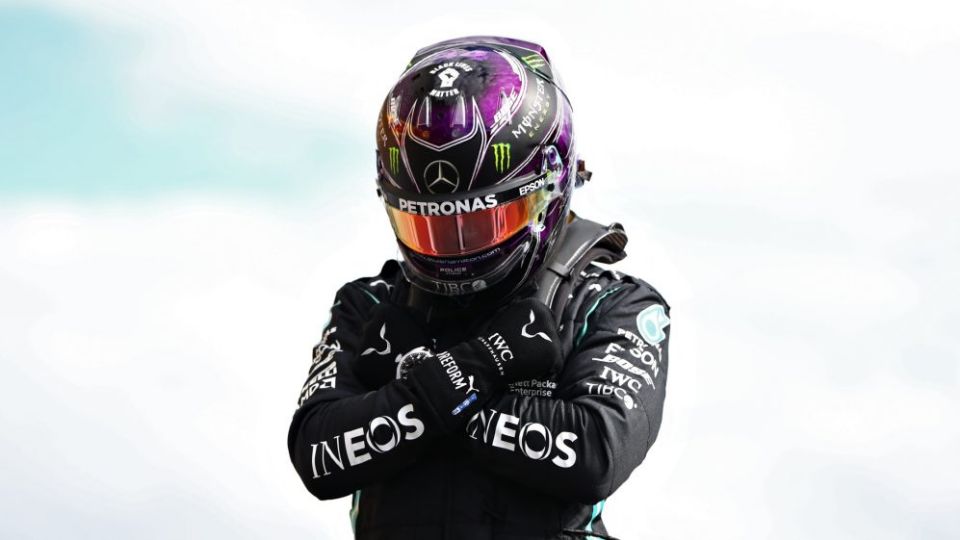 Lewis Hamilton faz o gesto de 'Wakanda Forever' para homenagear o astro de 'Pantera Negra' (Foto: Reprodução/Instagram)