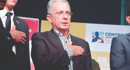 Ex-presidente Álvaro Uribe é alvo de prisão domiciliar na Colômbia