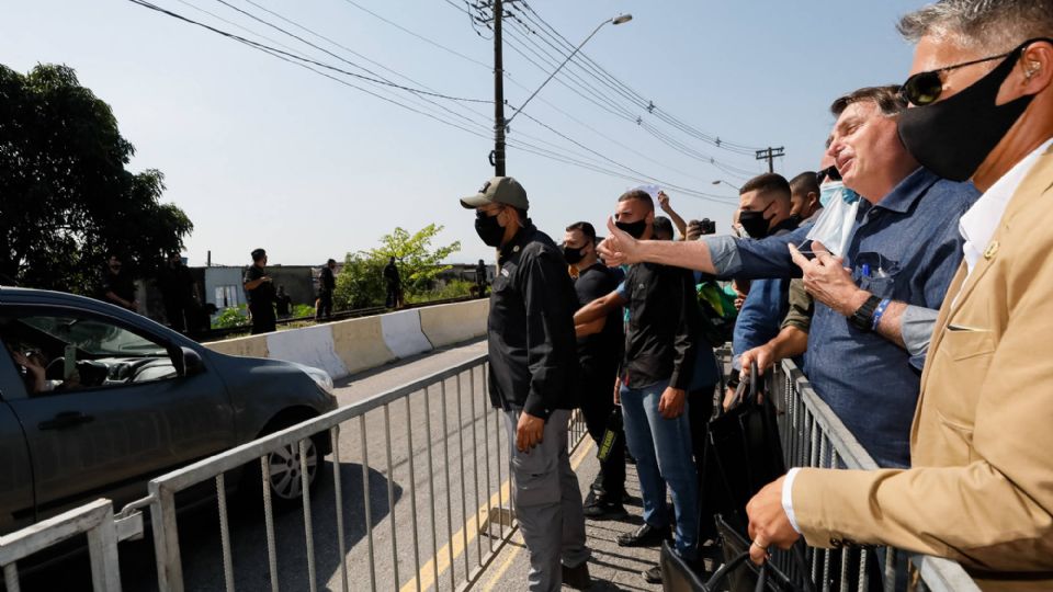 Bolsonaro tira a máscara em visita a São Vicente, no litoral de São Paulo - Foto: Isac Nóbrega/PR