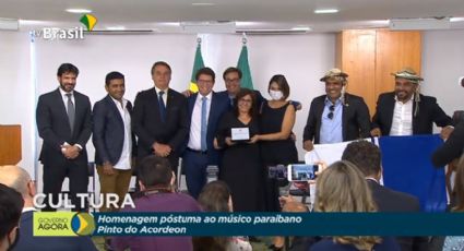 Em cerimônia, ministro do Turismo bajula Bolsonaro e erra nome de homenageado