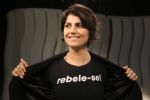 Manuela D'Ávila diz que já pensou no exílio, mas decidiu “ficar e enfrentar de cabeça”