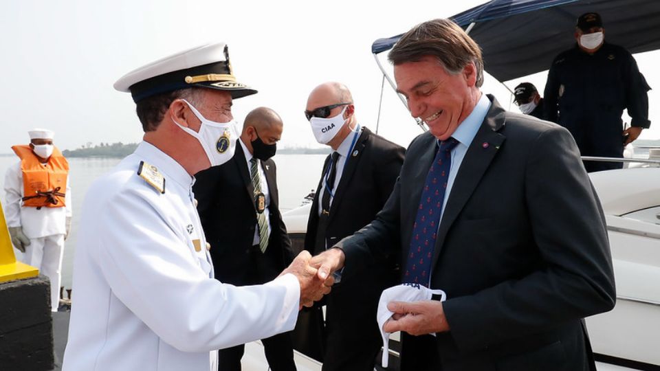 Bolsonaro recebe uma máscara para usar na cerimônia  do comandante da Marinha, almirante Ilques Barbosa Júnior (Foto: Alan Santos/PR)