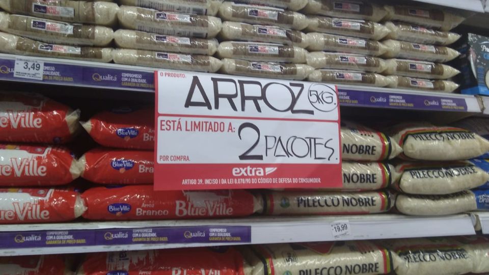 Prateleiras com arroz em supermercado de São Paulo (Foto: Fabíola Salani)