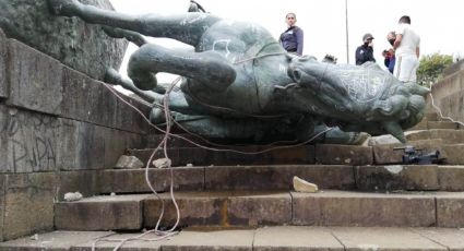 Indígenas colombianos destroem estátua de colonizador espanhol