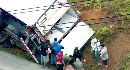 Caminhão frigorífico tomba e é saqueado na estrada