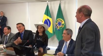 Ministro de Bolsonaro anuncia serviço militar obrigatório para mulheres em resposta à youtuber mirim