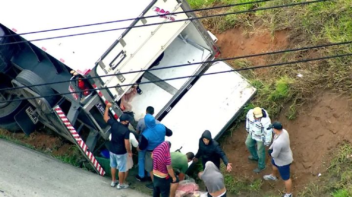 Caminhão frigorífico tomba e é saqueado na estrada