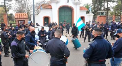 Com o apoio de Macri, policiais em greve cercam casa do presidente argentino