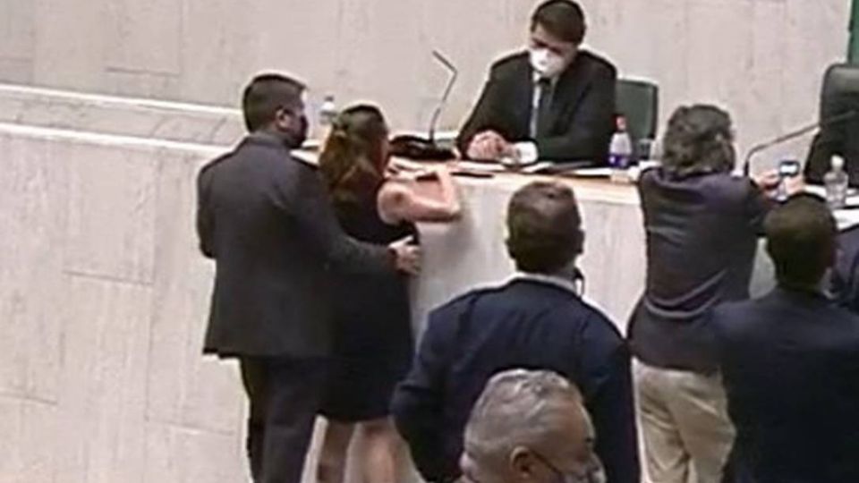 O flagrante do momento do assédio sofrido pela deputada Isa Penna - Foto: Reprodução/Alesp