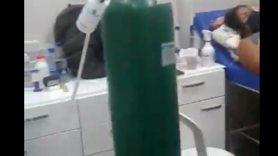 Cilindro de oxigênio colocado em quarto de hospital de Manaus para ser dividido entre pacientes (Foto Reprodução)