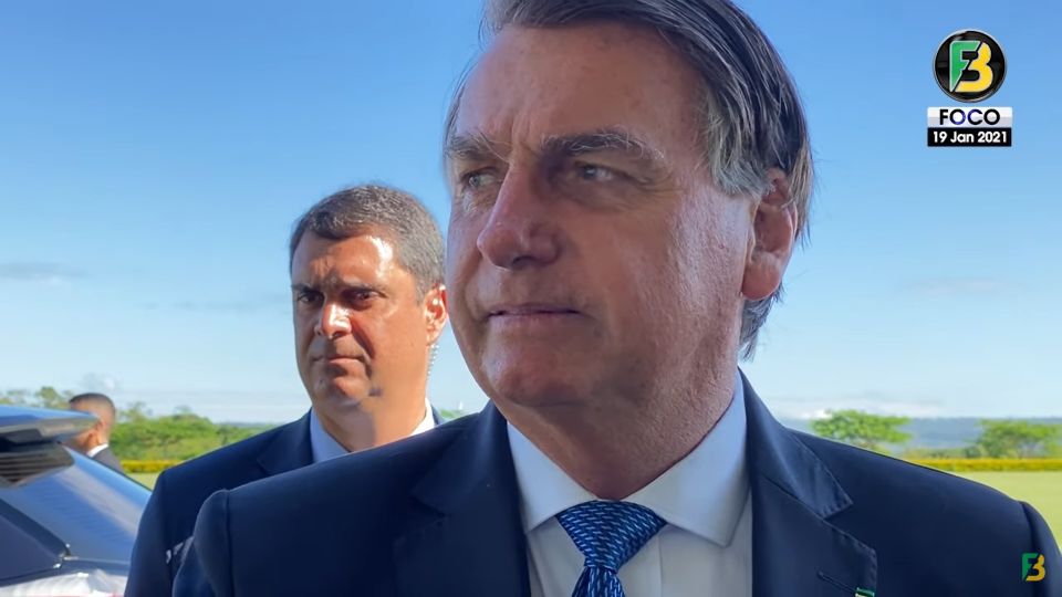 Jair Bolsonaro em conversa com apoiadores (Reprodução)