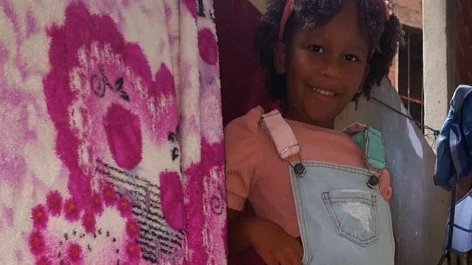 A menina Alice Pamplona Silva, que foi atingida por bala perdida (Foto Reprodução Twitter)