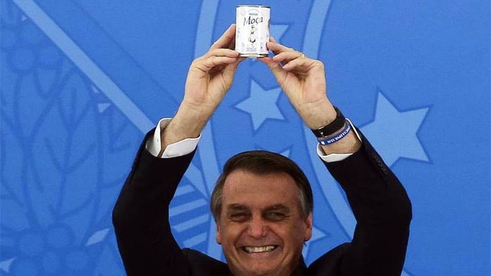 Jair Bolsonaro e o leite condensado (Reprodução/Rede Brasil Atual)