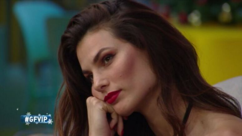 Dayane Mello, brasileira participante do Big Brother italiano, é alvo de ameaça de estupro e xenofobia