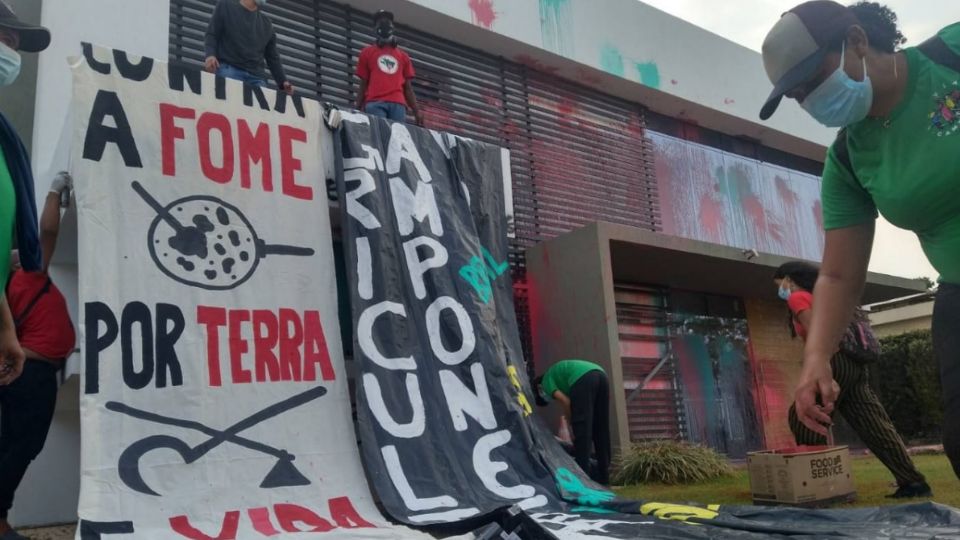 Via campesina em ato na sede da Aprosoja em Brasília (Divulgação)