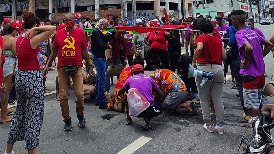 Manifestante é atropelada no ato contra Bolsonaro em Recife - Foto: Rani de Mendonça/Brasil de Fato