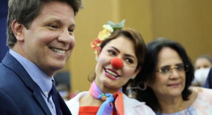 Mário Frias lança apoio ao circo com Michelle de palhaça e ataques a artistas