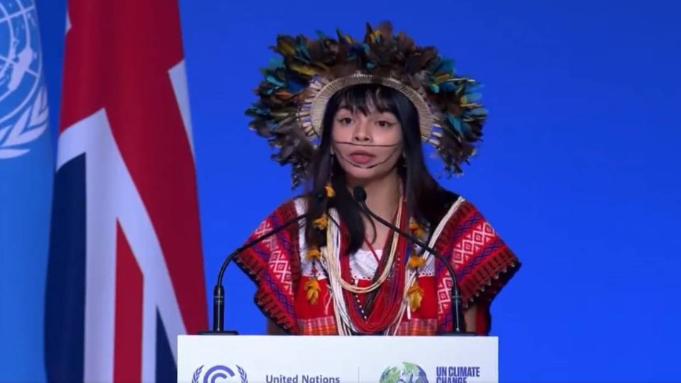 Txai Suruí discursou na COP26 e afirmou que líderes fecham os olhos para a realidade/Foto: reprodução redes sociais