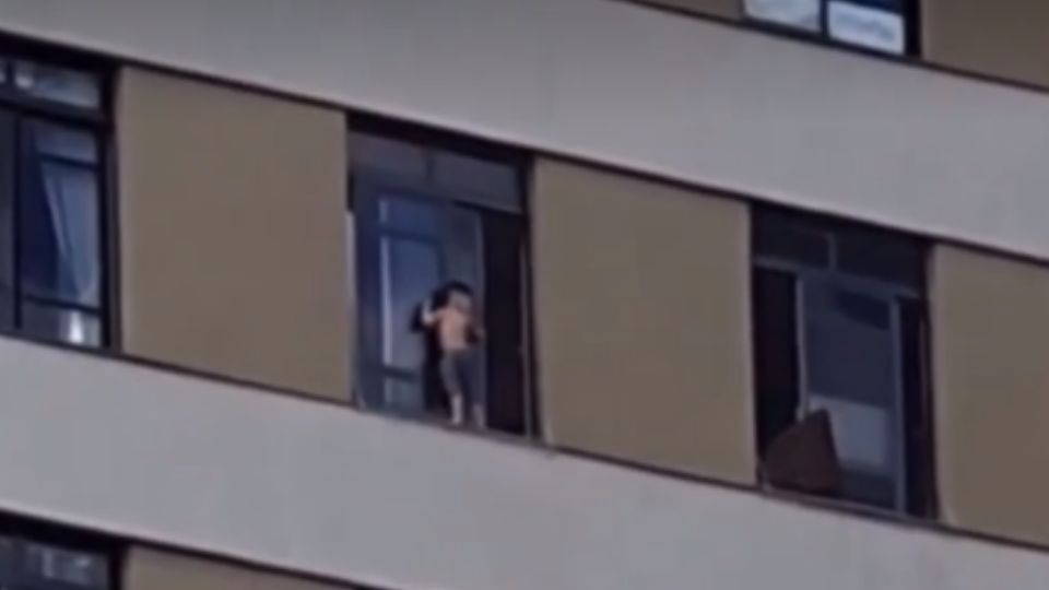 Criança caminha por parapeito de prédio em Campo Grande (Reprodução/Instagram)