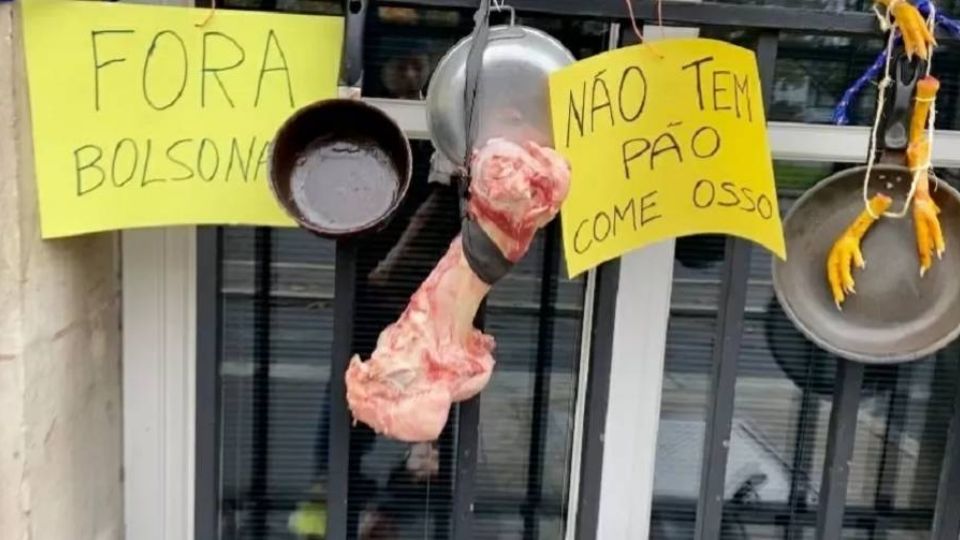 Ossos na Embaixada do Brasil na França. Foto: Liliane Mutti/Redes Sociais
