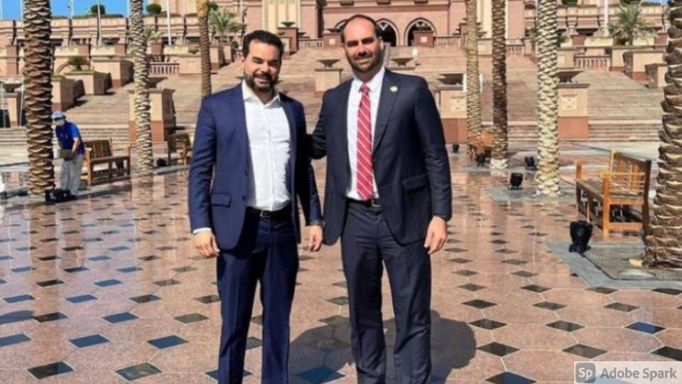 O diretor-executivo do Instituto Conservador-Liberal, Sérgio Sant’Ana (à esq). com o deputado Eduardo Bolsonaro, em Abu Dhabi. Reprodução/Instagram ICL