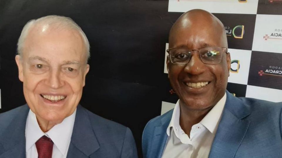 Bertrand Maria José de Orléans e Bragança, 'príncipe' herdeiro', e Sérgio Camargo (Foto: Reprodução/Twitter)