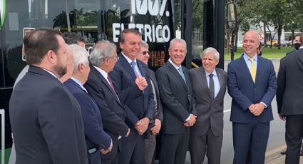 Hipocrisia: Bolsonaro dirige protótipo de ônibus elétrico e diz que é "exemplo para a COP26"