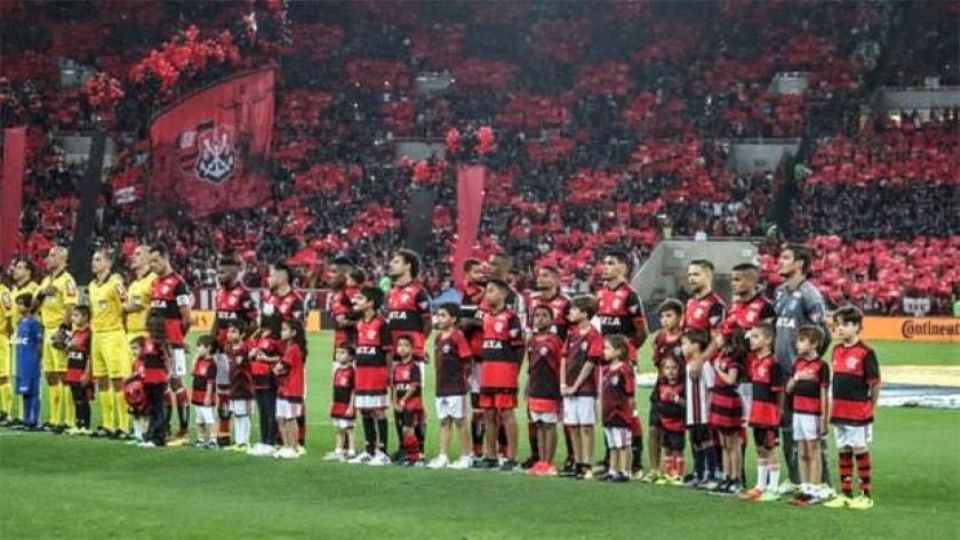 Foto: Time do Flamengo em campo, no Maracanã (Divulgação)