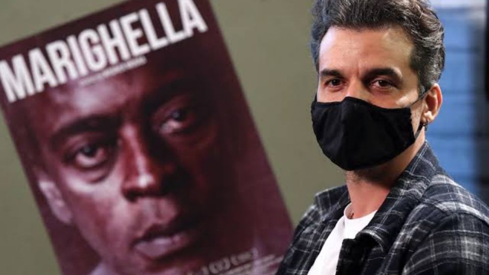 Wagner Moura e o cartaz de Marighella -  Foto: Divulgação