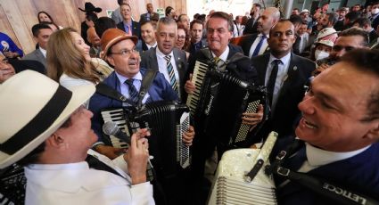 Bolsonaro diz que é 'proibido usar máscara' em forró no Palácio do Planalto