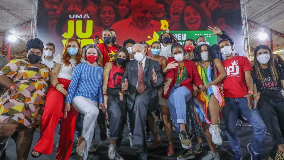 Lula dá 'sarrada' com jovens do PT (Foto: Ricardo Stuckert)