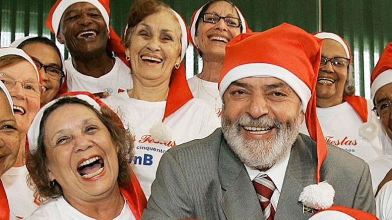 "Bom Velhinho": Lula vira Papai Noel e tema de mensagens de Natal