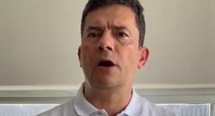 Moro deseja, com camisa polo branca justinha e sua voz incomparável, Feliz Ano Novo aos seus seguidores; veja vídeo