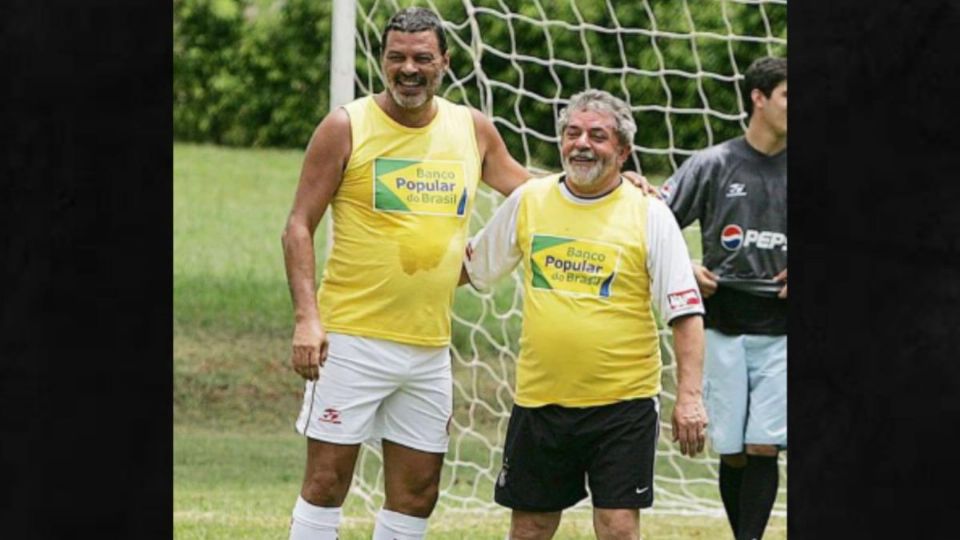 Foto: Craque Sócrates e o ex-presidente Lula, em jogo na Granja do Torto, em 2005. (Ricardo Stuckert)