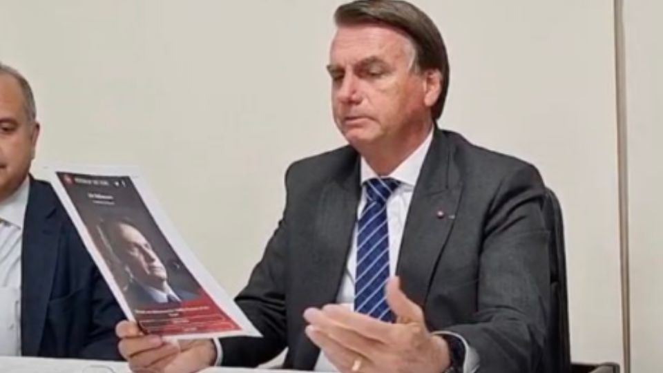 Bolsonaro pede votos para 'personalidade do ano' da Time durante live (Reprodução)