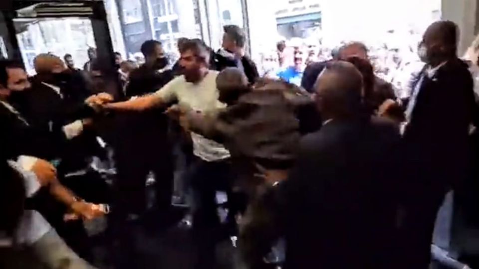 Imagem: Briga generalizada na entrada da Alerja entre seguranças e negacionistas antivacina (Redes sociais)