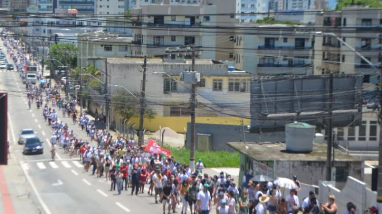 Em greve há 13 dias servidores de Florianópolis reúnem 5 mil em protesto