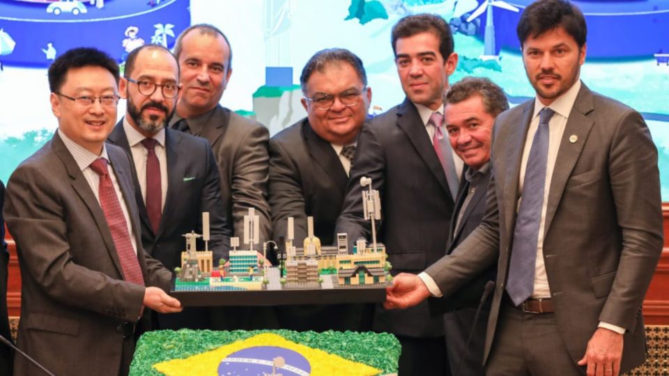 Fabio Faria em visita à sede da Huawei, na China (Reprodução)