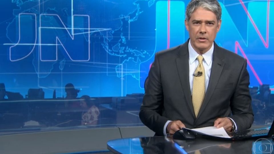 William Bonner lendo tuíte de Eduardo Villas Bôas em 2018 | Reprodução/GloboPlay