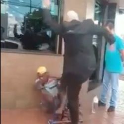 Limpador de vidro é agredido por segurança de uma churrascaria em SP; veja vídeo