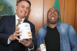 Fora da agenda, Bolsonaro recebe youtuber investigado no STF e ganha leite condensado gigante