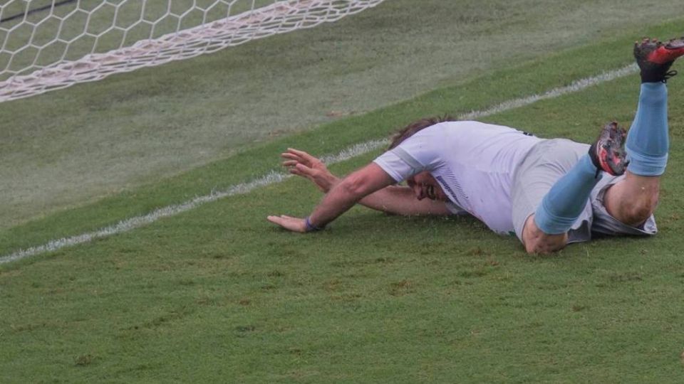 Bolsonaro desaba em jogo na Vila Belmiro em dezembro de 2020 (Reprodução)